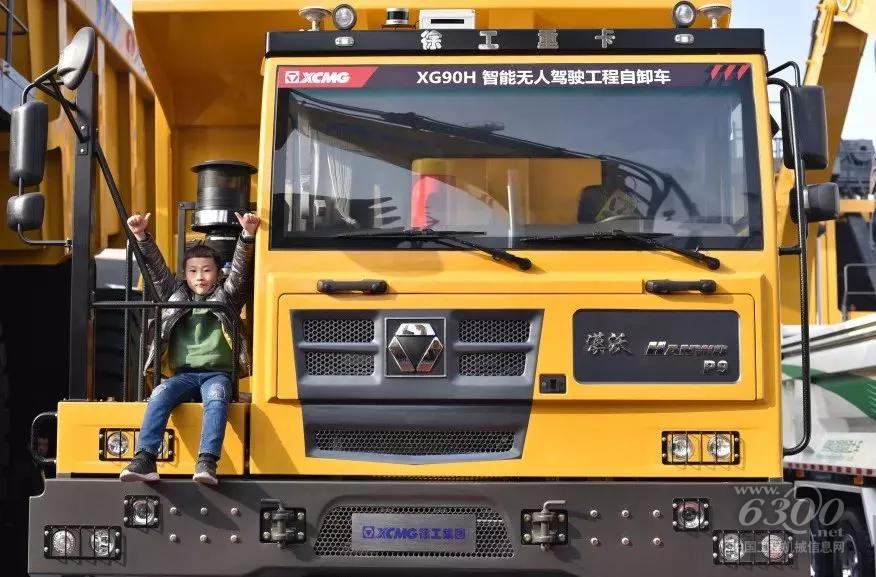 寬體自卸車
