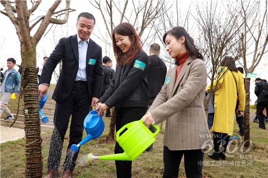 　　由汽車貿促會、法蘭克福展覽和四川省貿促會共同發起的“CAPAS未來園林公益活動”于2019年3月12日（周二）在四川省眉山市圓滿舉行。本次活動得到了四川省相關政府機構的大力支持，眾多品牌展商、汽車行業協會代表蒞臨出席。