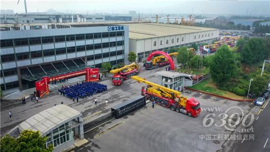 　　近日，徐工“兩鉆產品”批量交付廈門基建項目發車儀式在徐工隆重舉行！此次批量發車的產品為樁工基礎兩大明星產品旋挖鉆機、水平定向鉆機，總價值8000余萬元。