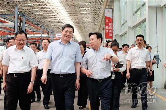 全球首臺(tái)電動(dòng)無(wú)人攪拌車下線