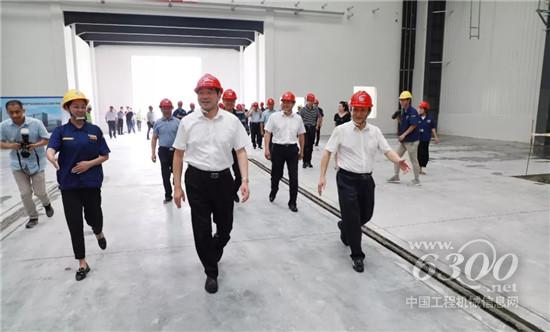 市委書記周鐵根慰問高溫下的徐工人