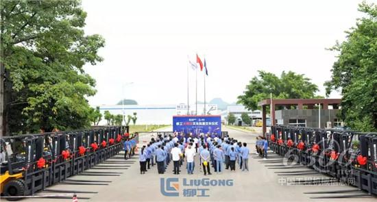 柳工大噸位叉車批量交付某知名快運公司