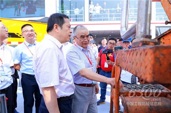 向文波與首臺泵車機主相逢北京展