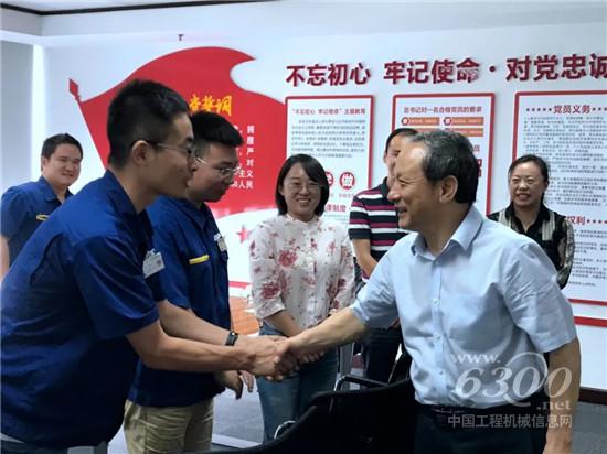 王民慰問中秋節(jié)加班一線技術(shù)人員