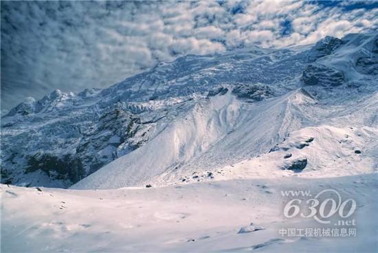 　　縱貫阿根廷西部的安第斯山脈約占本國國土面積30%，冬季彌漫著終年不散的積雪，橫穿里奧內格羅、內烏肯、丘布特、門多薩、圣胡安、桑塔克魯斯六省，其中安第斯山脈中的高速公路、省道便成為了連接各省之間經濟活動的重要紐帶。為了保證在雪季該區域工作、生活的正常開展，阿根廷交通部一次性采購15臺徐工除雪平地機GR3003交付各省交通部保障道路暢通。