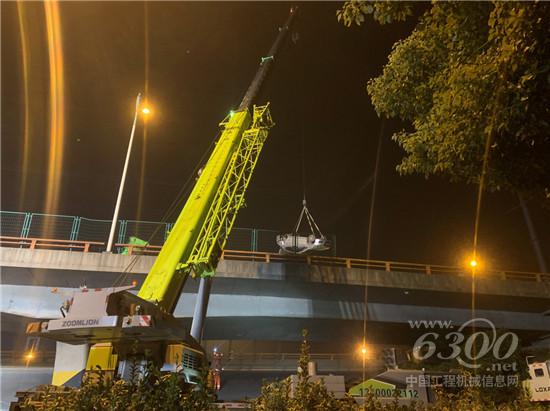 中聯(lián)重科十余臺(tái)起重機(jī)正在救援