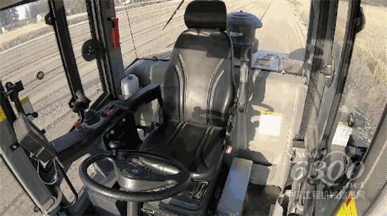 徐工無人駕駛壓路機(jī)大規(guī)模集群施工