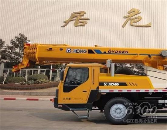　　汽車起重機作為工程施工中常用的起重機械，整天與漫天黃土、泥濘坑洼的工地打交道，作業(yè)環(huán)境惡劣，施工作業(yè)風(fēng)險點較多。選擇設(shè)計源頭扎實，制造過程精準(zhǔn)的產(chǎn)品，是初入行者降低投資風(fēng)險的基本保證。