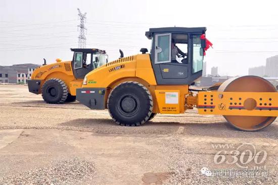試乘試駕體驗國Ⅲ排放新壓路機產品