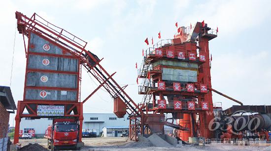 正在生產的德基機械DG3000型瀝青混合料攪拌設備