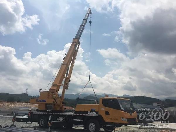 在一處隧道建設處，徐工起重機正緊張的忙碌著。