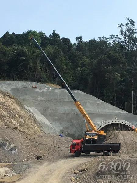 在一處隧道建設處，徐工起重機正緊張的忙碌著。