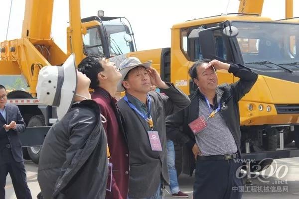 客戶參觀徐工設(shè)備