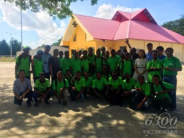 東帝汶農業部參訓學員與徐工技術服務培訓團隊合影