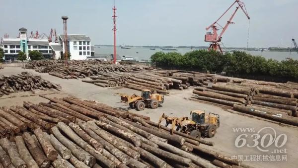 徐工大噸位夾木鉗裝載機LW800KN港口作業