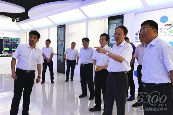 江蘇省副省長馬秋林（右二）、省經(jīng)信委副主任胡學(xué)同（右三）等一行領(lǐng)導(dǎo)蒞臨徐工信息調(diào)研，徐工機(jī)械總裁陸川（右一）、徐工信息總經(jīng)理張啟亮（左一）現(xiàn)場陪同