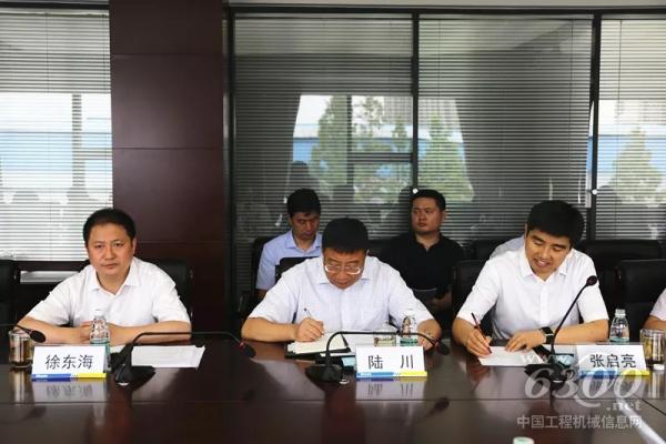 徐州市副市長徐東海、徐工機(jī)械總裁陸川、徐工信息總經(jīng)理張啟亮等出席座談會并作匯報(bào)