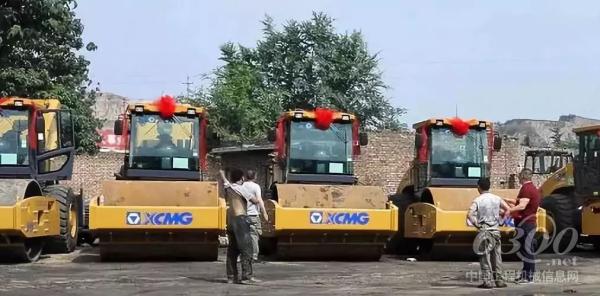 黃總在停車場內興致勃勃的檢驗著