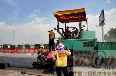徐工RP701L輪胎攤鋪機在廈門段鋪設瀝青