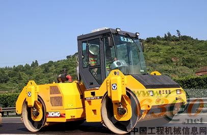 徐工雙鋼輪壓路機(jī)在施工