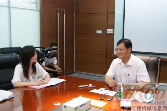 6300網記者采訪中建四局董事長葉浩文先生(右)