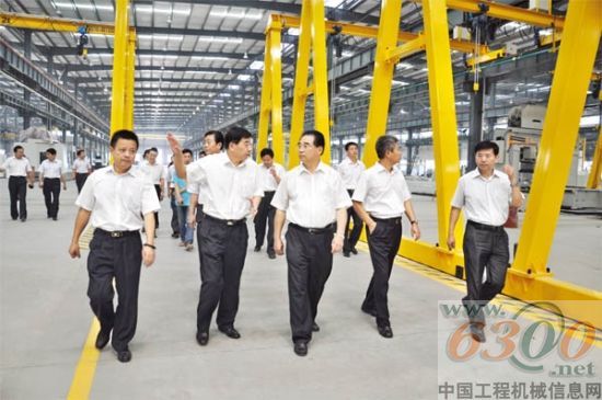 陜西省委常委、省政法委書記宋洪武(右三)參觀渭南工業(yè)園