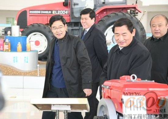 張義華董事長向郭兆信副省長介紹集團(tuán)產(chǎn)品情況