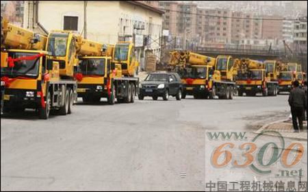 徐 工汽車起重機組成婚禮“豪華車隊”