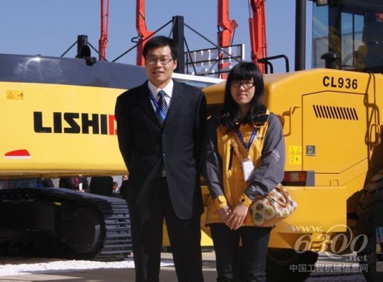 山東力士德工程機械進出口有限公司市場部技術經理高建華先生與本網編輯合影